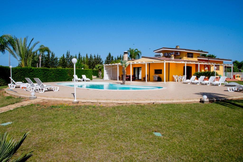 ein Haus mit Pool im Hof in der Unterkunft Villa Taranta in Racale