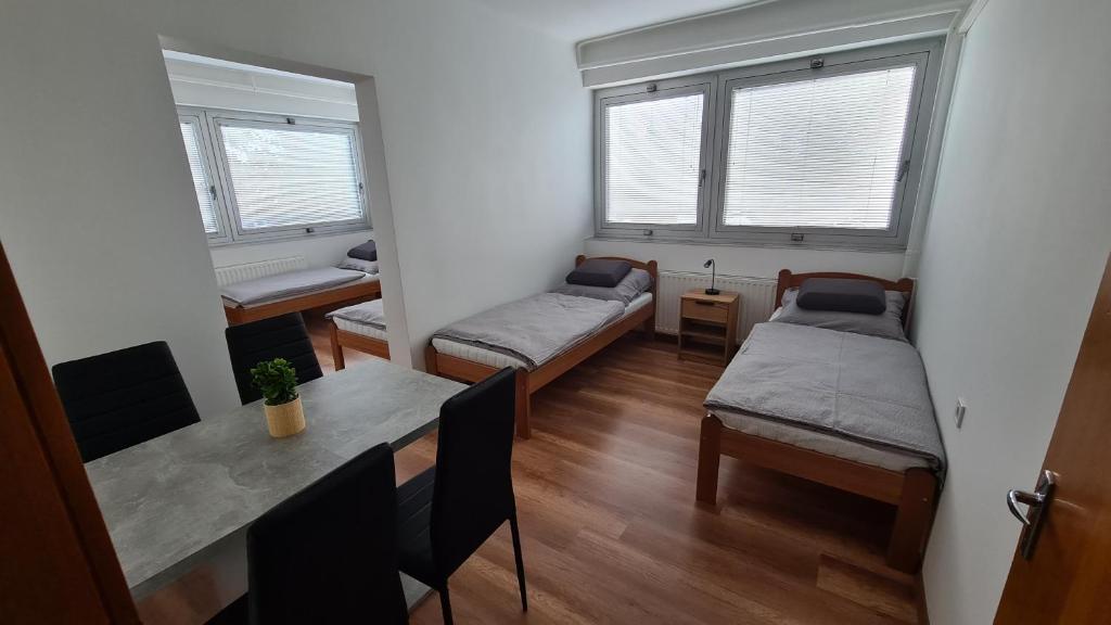 Łóżko lub łóżka w pokoju w obiekcie HÉDER APARTMANOK