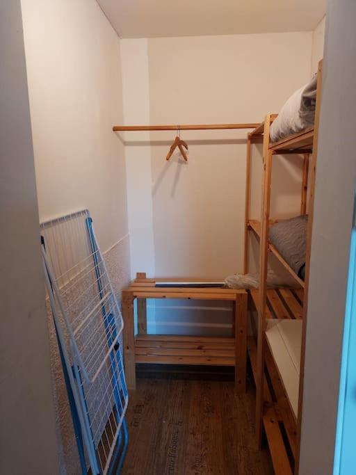 Palanda nebo palandy na pokoji v ubytování Schöne Wohnung direkt am Bach
