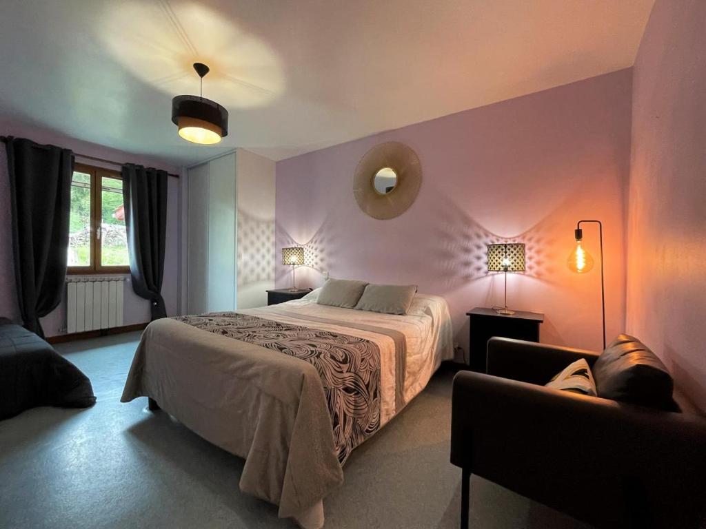 a bedroom with a bed and a couch at Maison Zubiatia - 3km Compostelle in Saint-Jean-le-Vieux