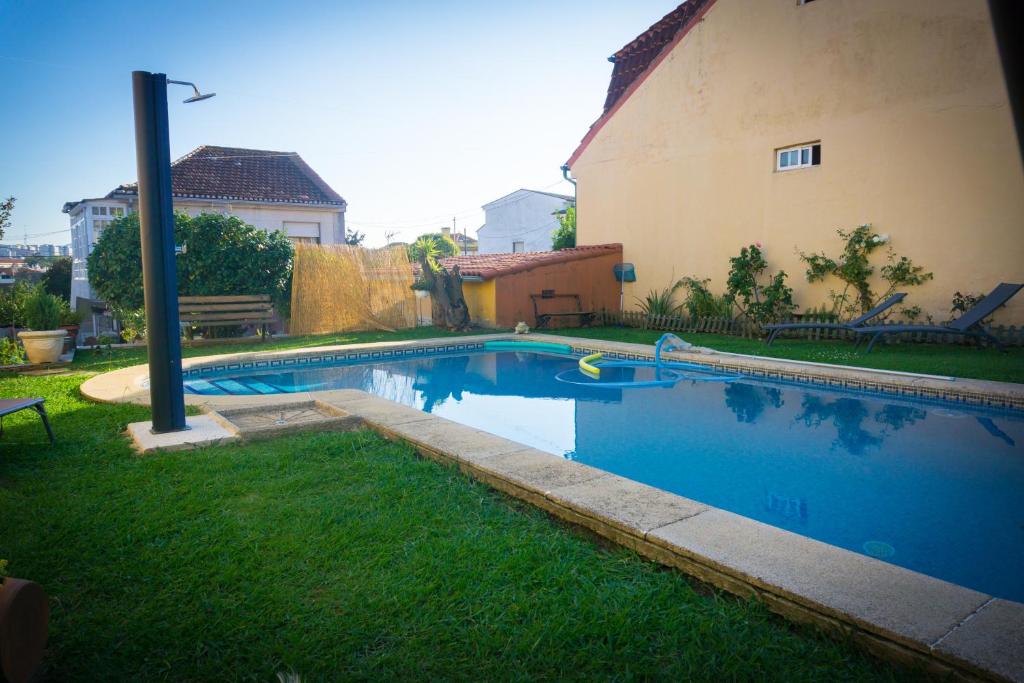 una piscina en un patio junto a una casa en Apartamento con piscina privada en Vigo