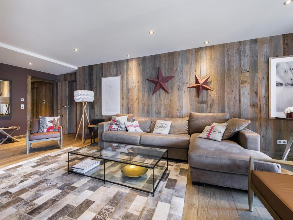 uma sala de estar com um sofá e estrelas na parede em Appartement Méribel, 4 pièces, 8 personnes - FR-1-565-8 em Les Allues