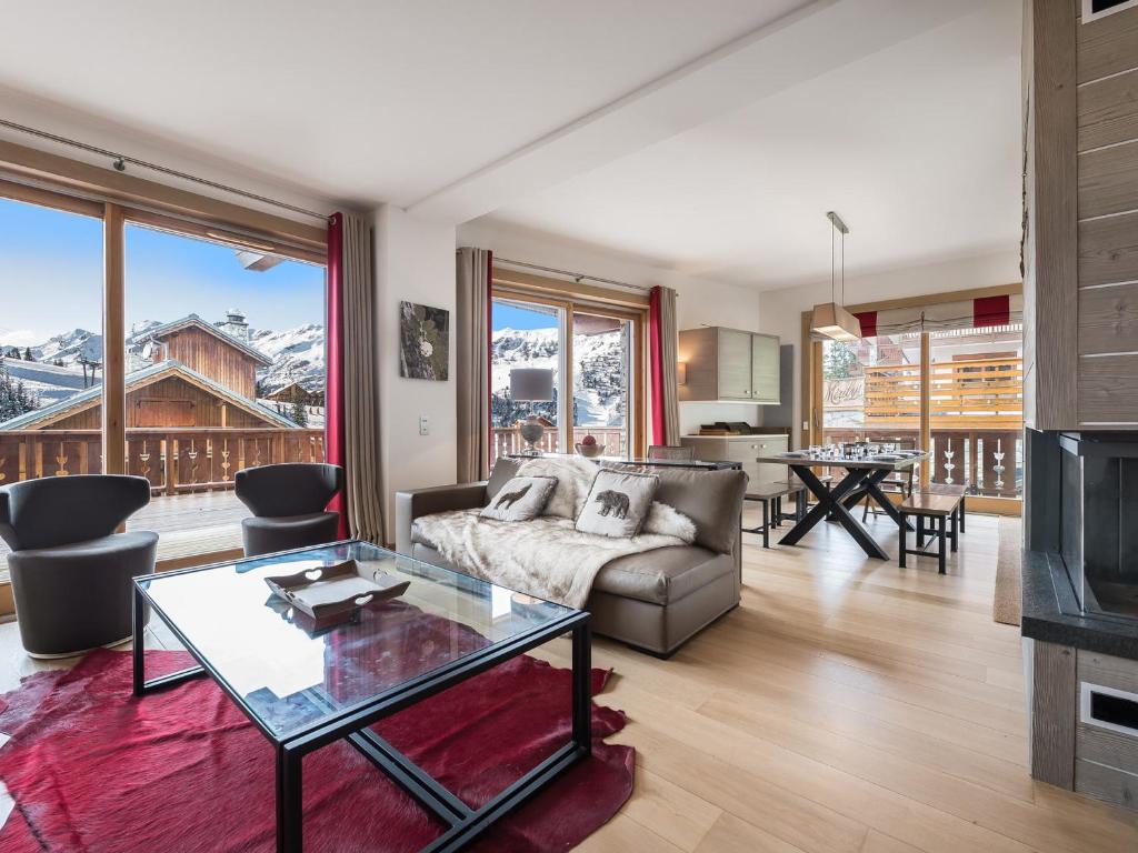 un salon avec un canapé et une table dans l'établissement Appartement élégant avec accès direct aux pistes et espace bien-être - FR-1-565-14, à Les Allues