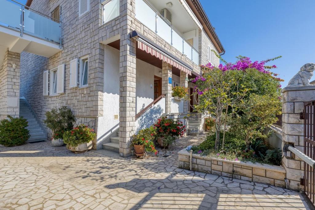 budynek z doniczkami przed nim w obiekcie Apartments Azra w Puli