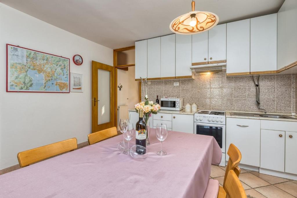 Kuchnia lub aneks kuchenny w obiekcie Apartments Azra