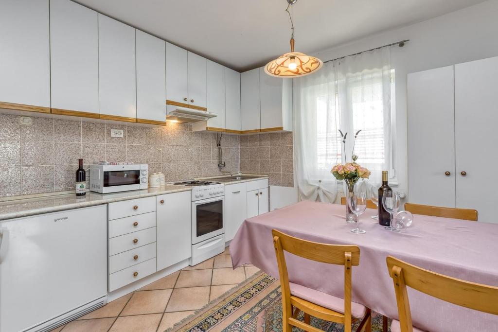 Kuchnia lub aneks kuchenny w obiekcie Apartments Azra