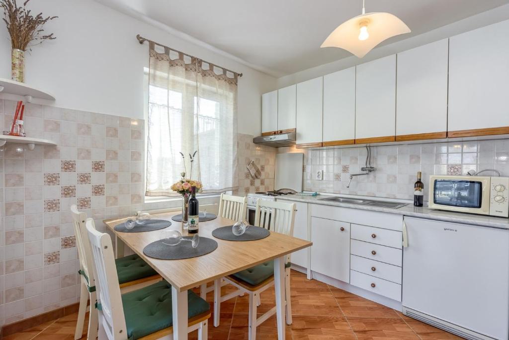 Kuchnia lub aneks kuchenny w obiekcie Apartments Azra