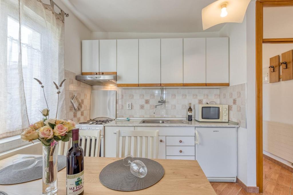 Kuchnia lub aneks kuchenny w obiekcie Apartments Azra