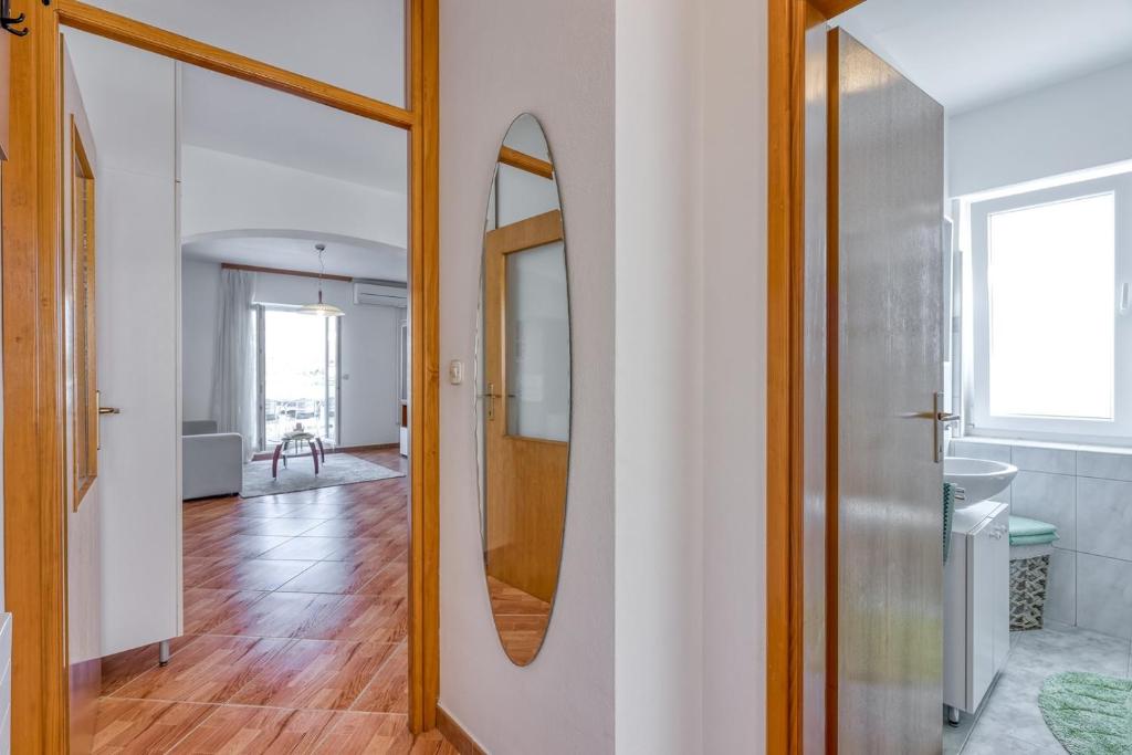 przedpokój z lustrem na ścianie i pokój w obiekcie Apartments Azra w Puli