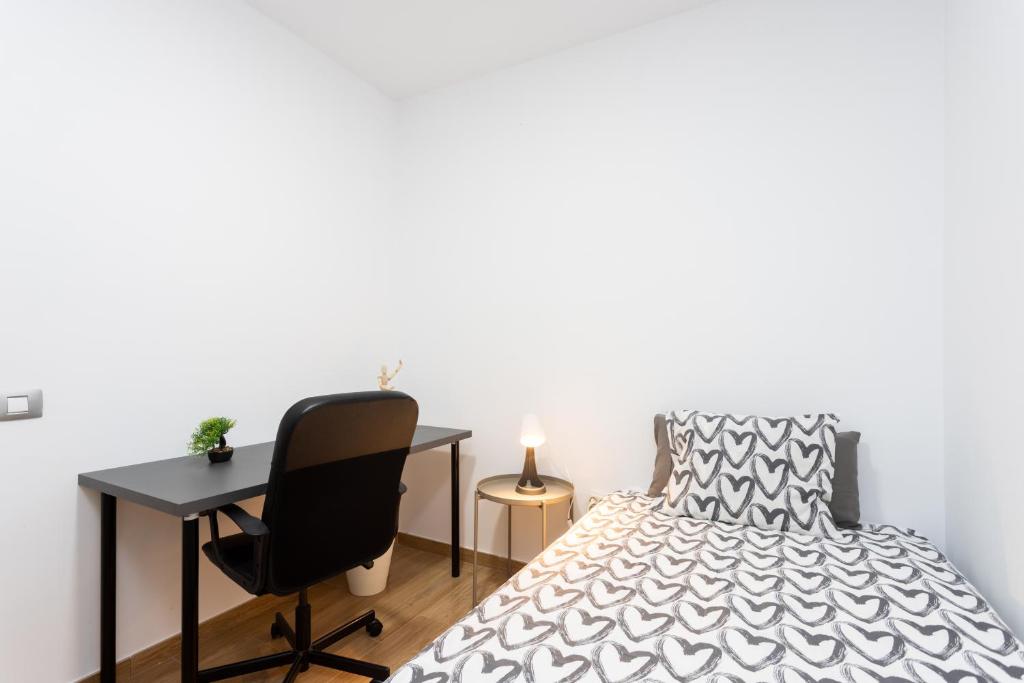 Postel nebo postele na pokoji v ubytování Home2Book Design Black & White Santa Cruz Home