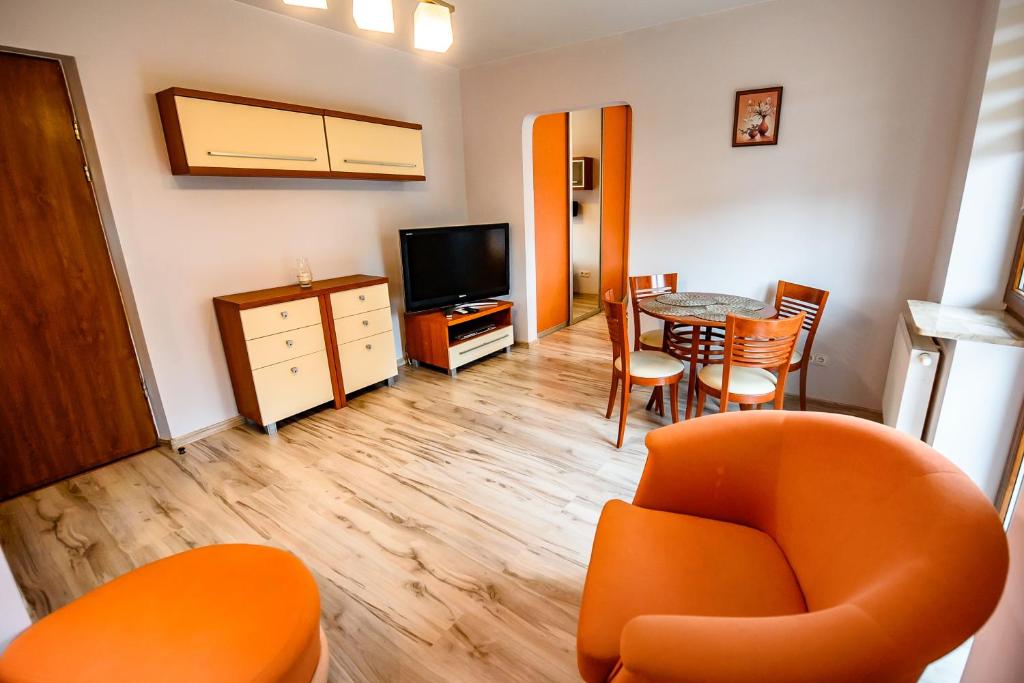 Televízia a/alebo spoločenská miestnosť v ubytovaní Apartamenty Sun & Snow Kraszewskiego