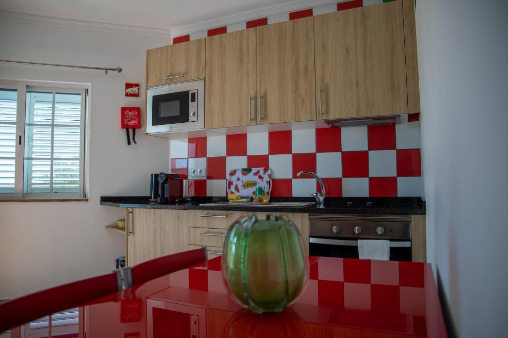 una cocina con una mesa con un melón. en Mértola Natural - Monte da Eirinha, en Mértola