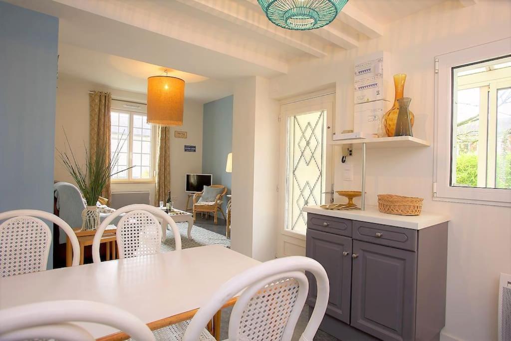 - une cuisine et une salle à manger avec une table et des chaises dans l'établissement Les beaux châteaux, à Vouvray