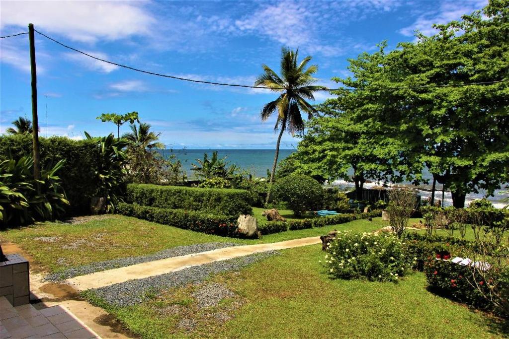 a garden with a view of the ocean at OCEAN-SI MAnsion in Kribi