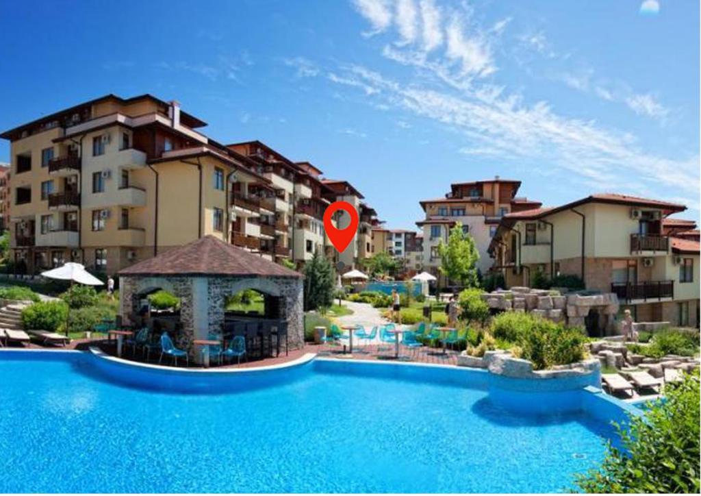 un complejo con una gran piscina frente a algunos edificios en Liliya, en Sveti Vlas
