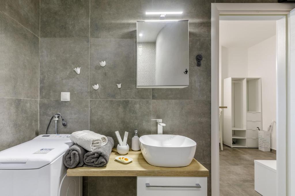 NAVA Apartment in the center with private parking of stayinthess photo