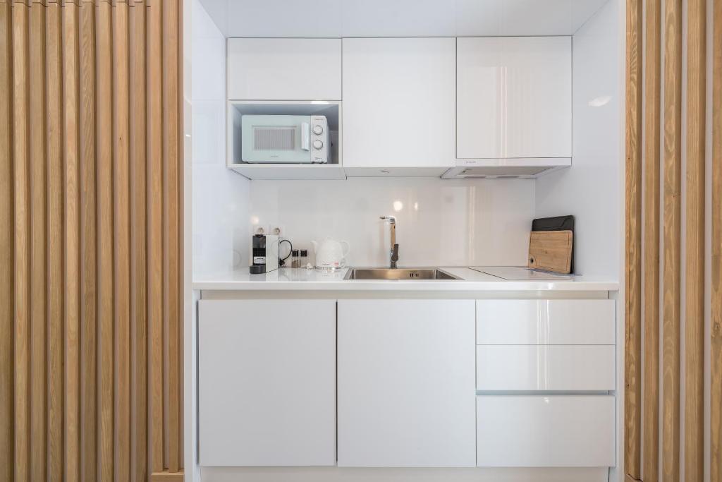 A kitchen or kitchenette at Pale Orb Properties (1)
