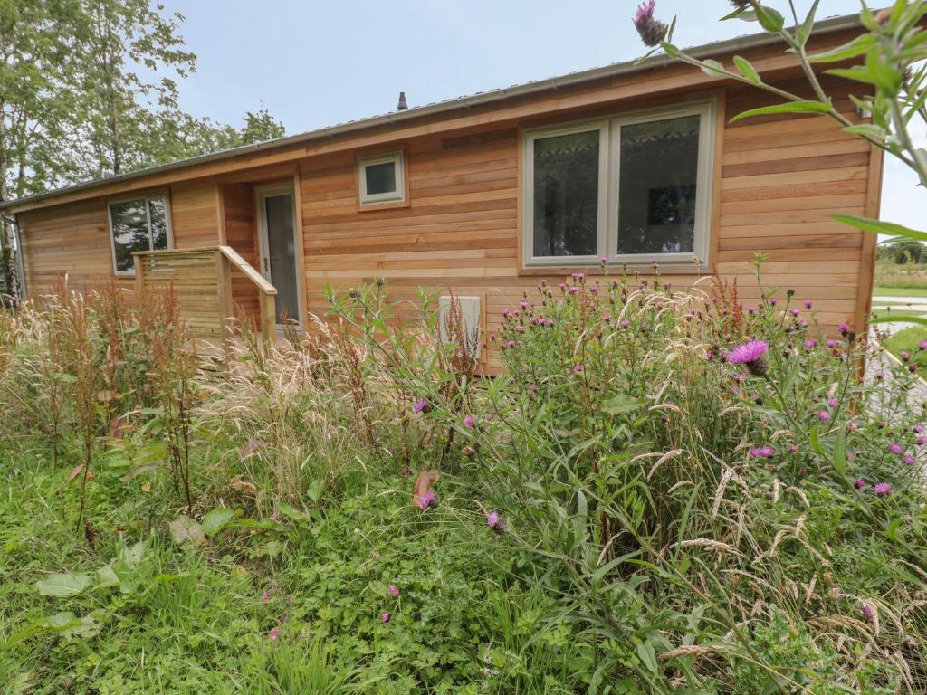 uma casa com um jardim em frente em 18 Meadow Retreat em Liskeard