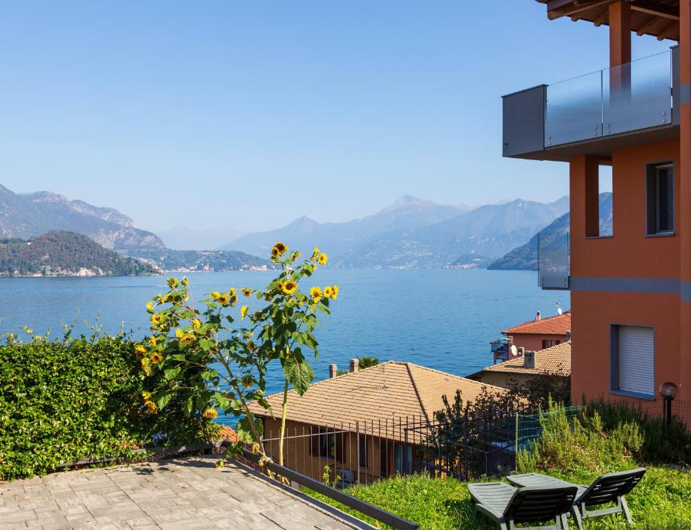 レッツェノにあるAppartamento Sosta sul Lagoの家から見える水の景色
