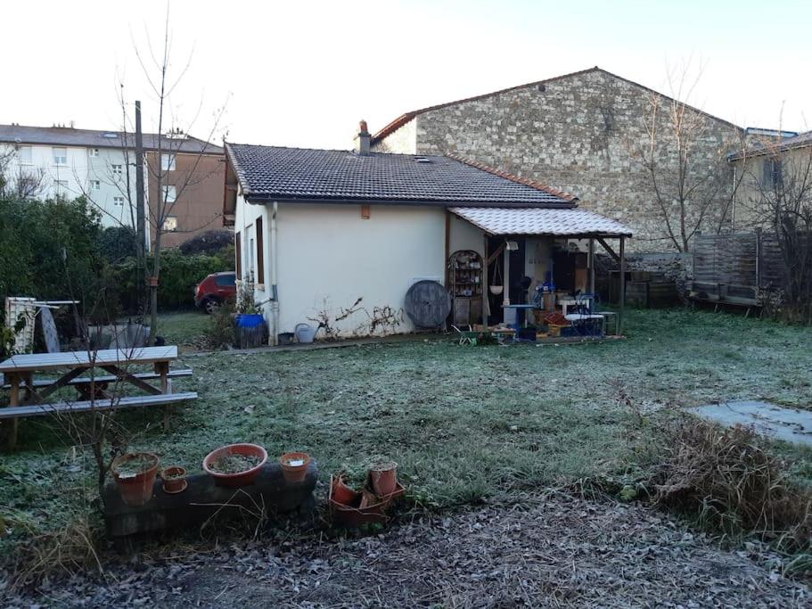 Vonkajšia záhrada v ubytovaní Petite maison très paisible avec jardin à Cournon - Puy de Dôme !