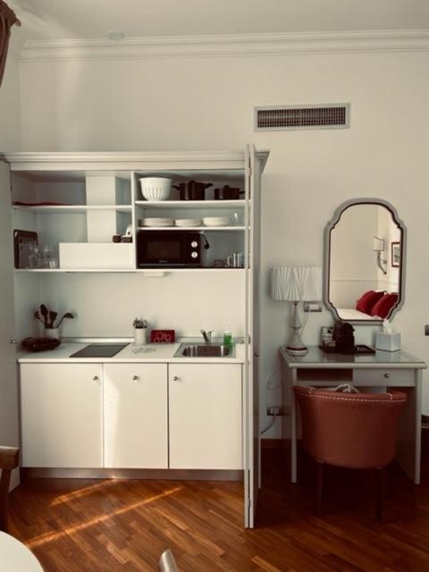A kitchen or kitchenette at Suite Aria d'Arte 1