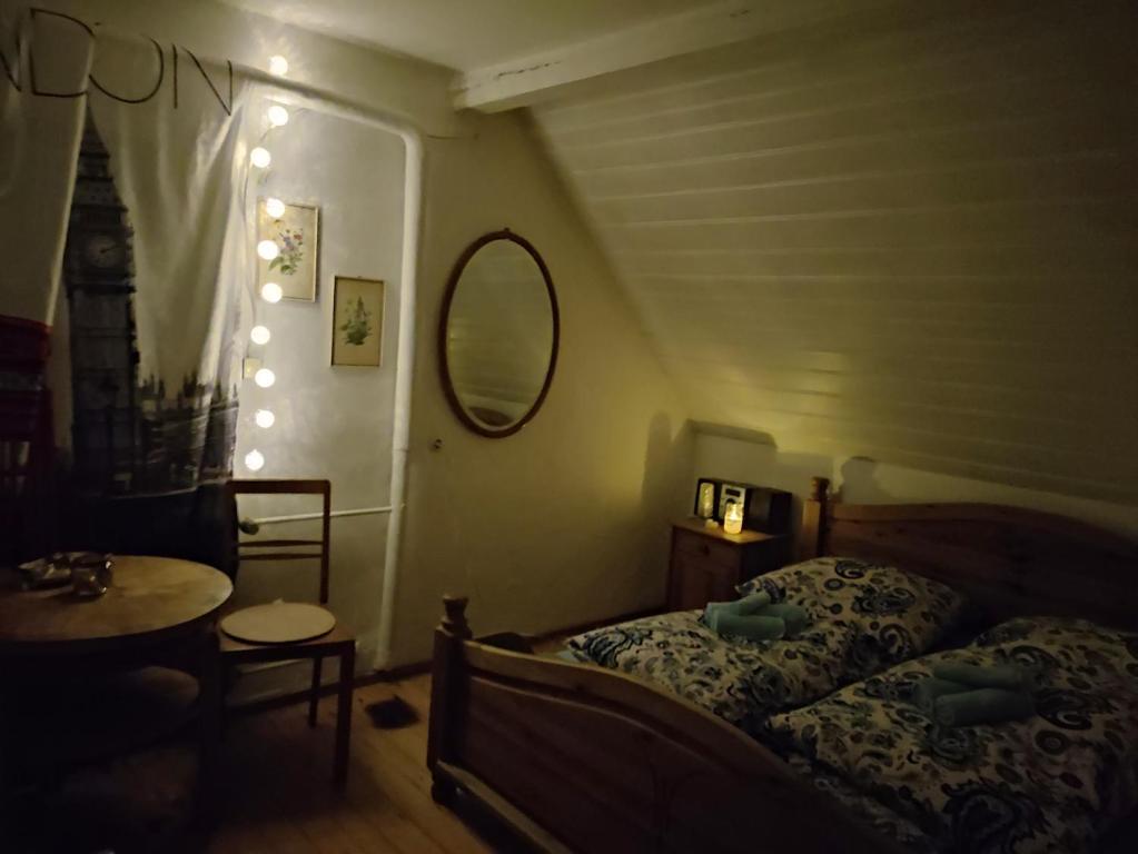 Zimmer Veljanovski في Blaufelden: غرفة نوم بسرير وطاولة ومرآة