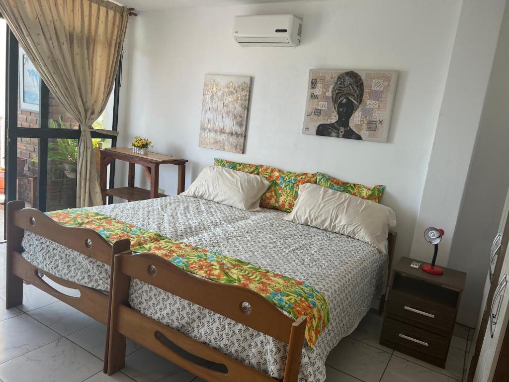 1 dormitorio con cama y ventana en Punta Mero House, en Tumbes