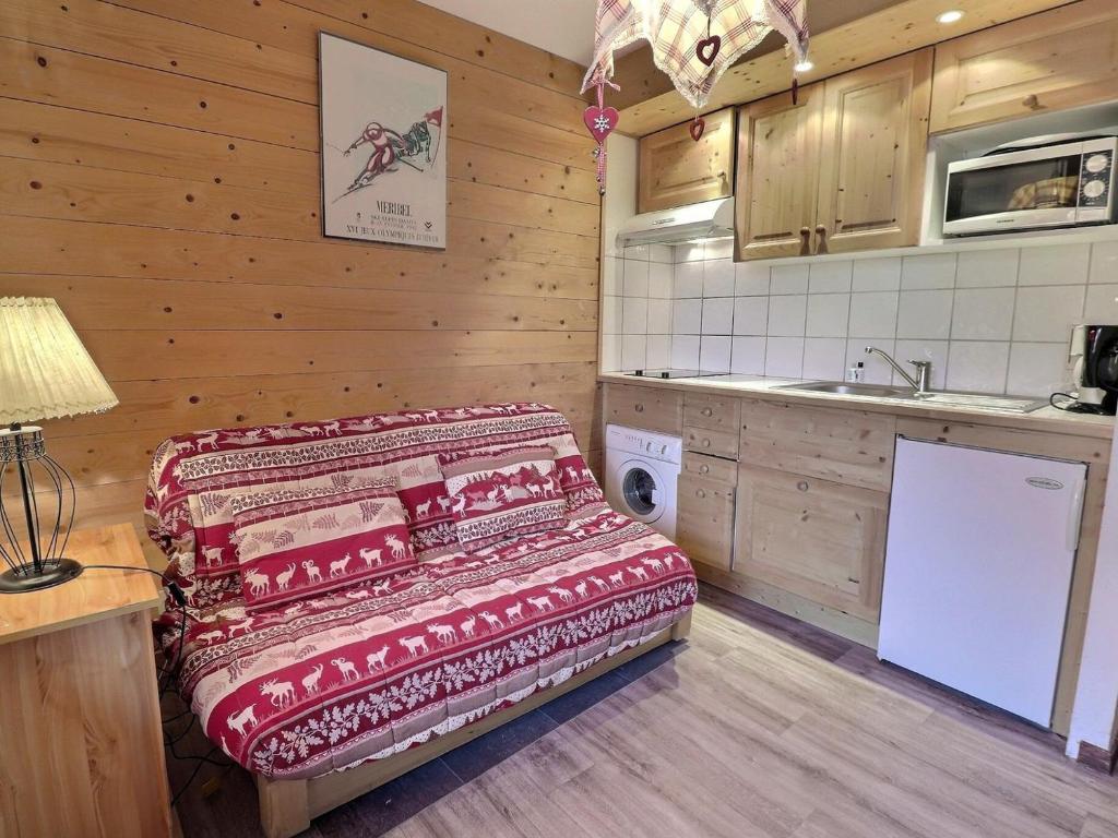 メリベルにあるStudio Méribel, 1 pièce, 3 personnes - FR-1-182-42の木製の壁の客室で、キッチン(ベッド付)が備わります。