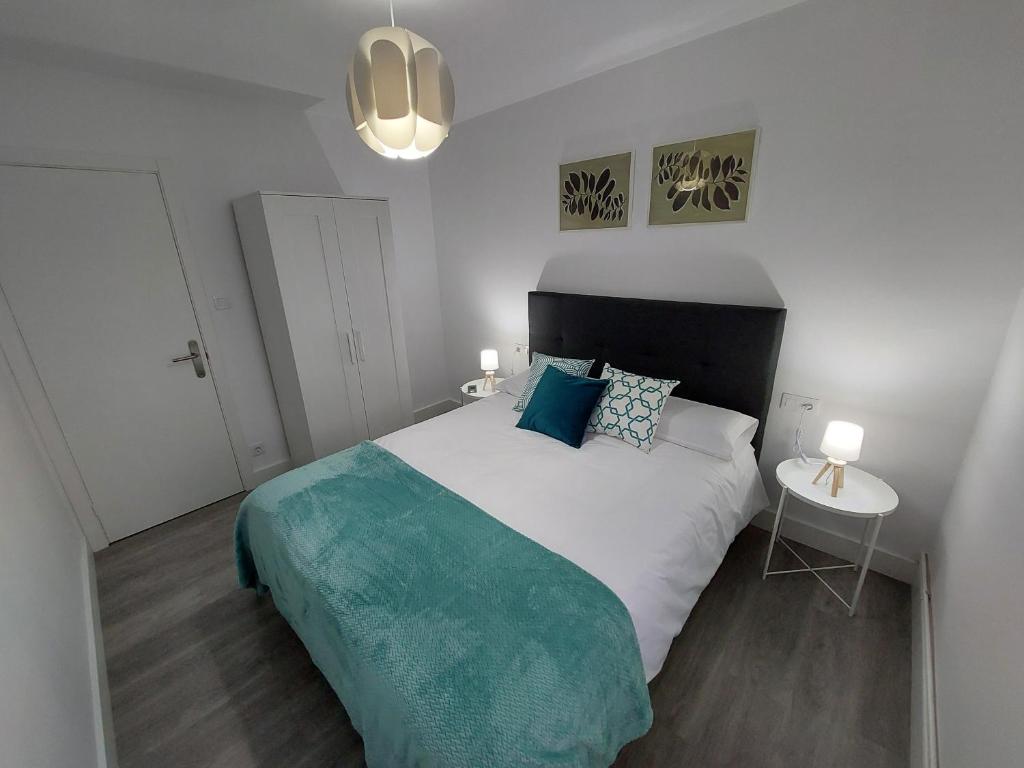 Un dormitorio con una cama grande y una mesa. en Acea Nova 3, en Monforte de Lemos