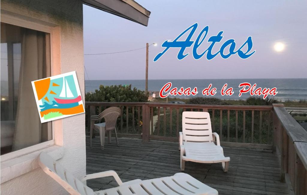 para krzeseł na balkonie z znakiem w obiekcie Casas de la Playa - Altos Spectacular View! w mieście Flagler Beach