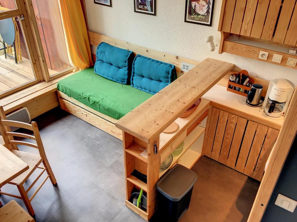 une petite maison avec un banc et une table dans l'établissement Duplex rénové au calm, proche des pistes avec balcon sud – Arc 1800 - FR-1-346-515, à Arc 1800