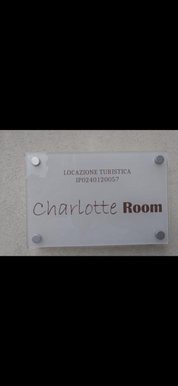 een teken voor een chatahoochee kamer bij Charlotte room in Bassano del Grappa