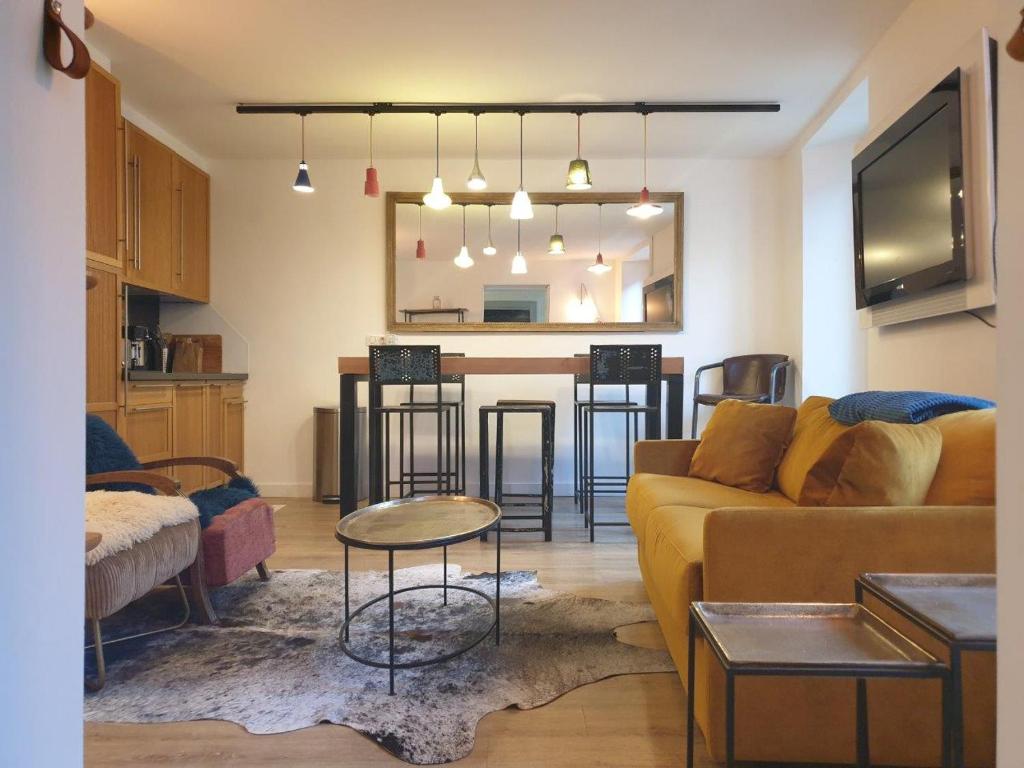 a living room with a couch and a table at Appartement Paccard, Centre Ville in Chamonix-Mont-Blanc