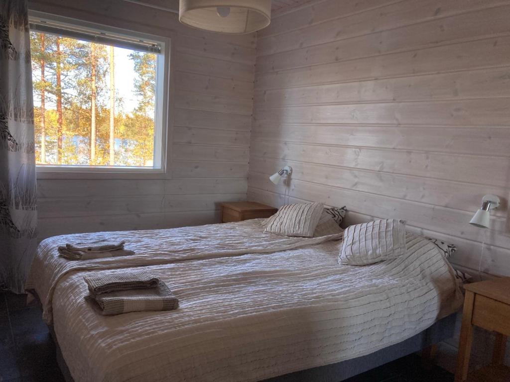 1 dormitorio con 2 camas y ventana en Puikkari Raijan Aitta, en Mikkeli