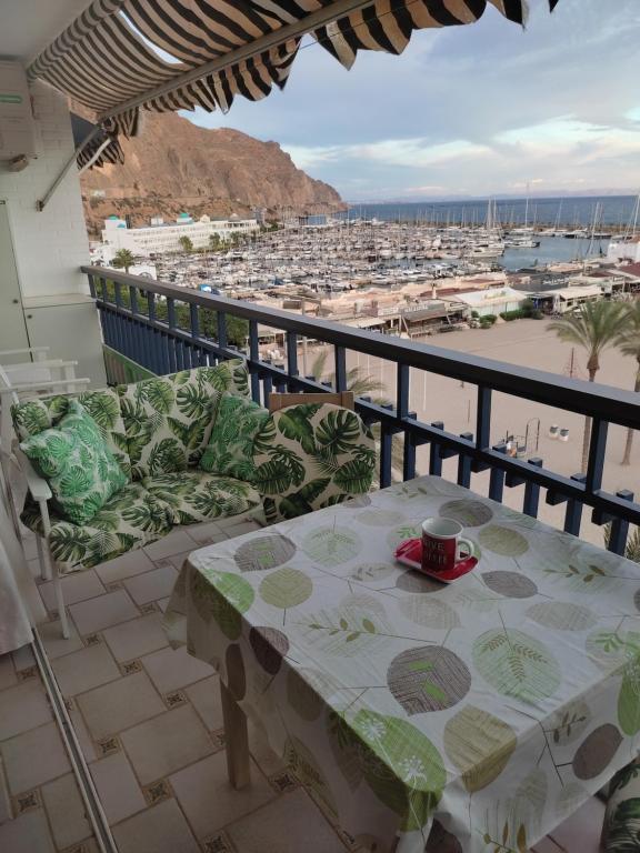 アグアドゥルセにあるAguadulce playaの港の景色を望むバルコニー(テーブル、椅子付)