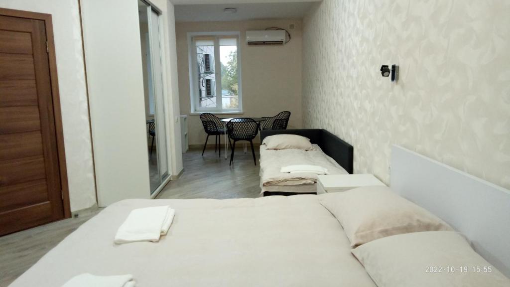 Zimmer mit 2 Betten, einem Tisch und Stühlen in der Unterkunft Hotel Avatar in Oleksandriya