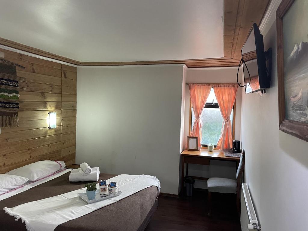 Uma cama ou camas num quarto em 3 Arriendo Habitación doble con Baño Privado de Ex Hotel