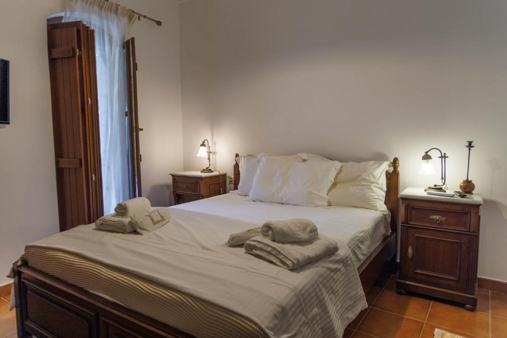 Łóżko lub łóżka w pokoju w obiekcie Castello di Haria