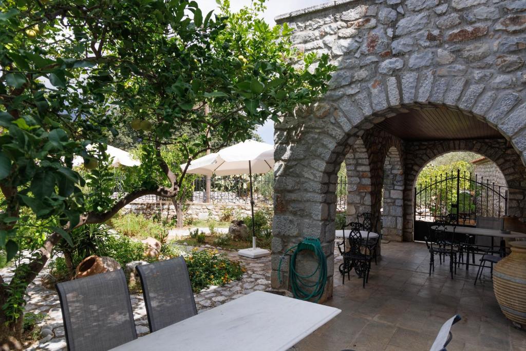 Patio lub wspólna przestrzeń na świeżym powietrzu w obiekcie Castello di Haria