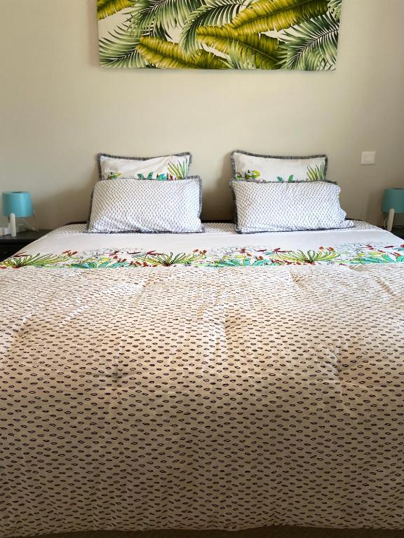 Una cama o camas en una habitación de Meherio - Bel Appartement vue mer à TAHITI