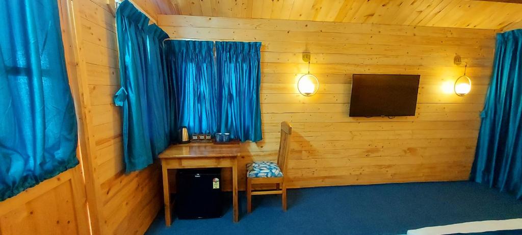 TV a/nebo společenská místnost v ubytování Parisa beach resort Tarkarli Bhogwe