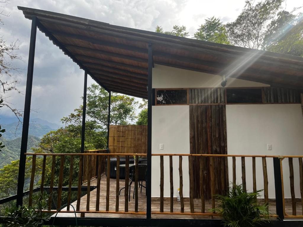 Casa pequeña con balcón con techo en Glamping Bellavista en La Vega