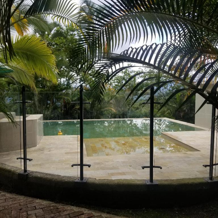 Bazén v ubytování Waterfall El Paraíso - Cabañas, jacuzzi, piscina y cascada en medio de la naturaleza nebo v jeho okolí