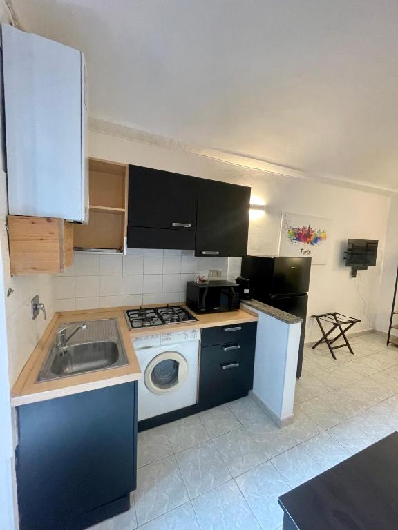 A kitchen or kitchenette at Casa Belfiore - vicino Porta Nuova F.S.