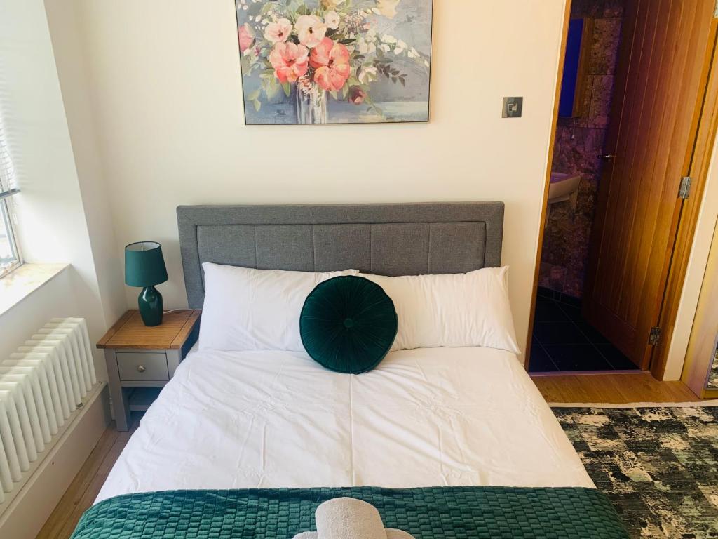 ein Schlafzimmer mit einem Bett mit einem Kissen darauf in der Unterkunft Beautiful Quality Apartment in Camden Town in London