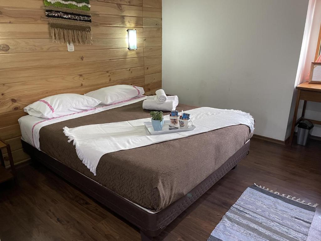 1 dormitorio con 1 cama con ordenador portátil en 7 Arriendo Habitación doble con Baño Privado de Ex Hotel en Puerto Varas