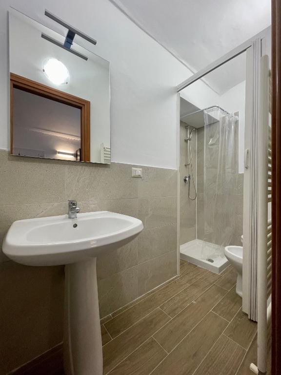 A bathroom at Casa Belfiore - vicino Porta Nuova F.S.