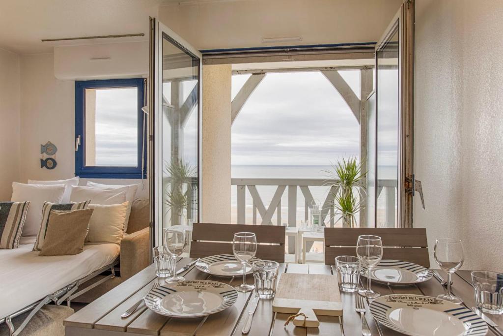 Część wypoczynkowa w obiekcie Les Tamaris - Studio with Sea View - Trouville-Sur-Mer