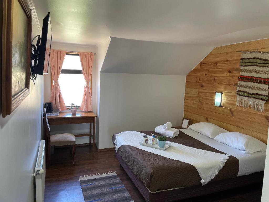 巴拉斯港的住宿－8 Habitación Privada - Cama Matrimonial，一间卧室配有一张床、一张书桌和一个窗户。