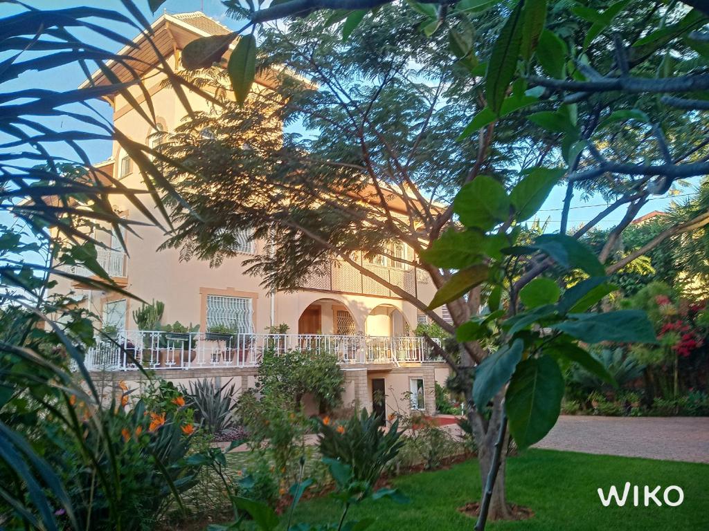 a house in the middle of a garden at Chambre d'Hôte Villa Maritampona in Antsirabe